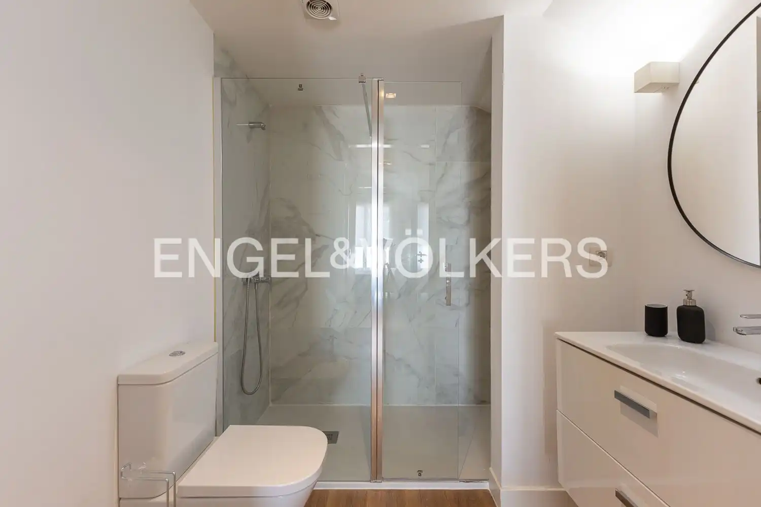 Badezimmer von Dachboden zum Verkauf in Valencia mit Klimaanlage, Heizung und Privatgarten