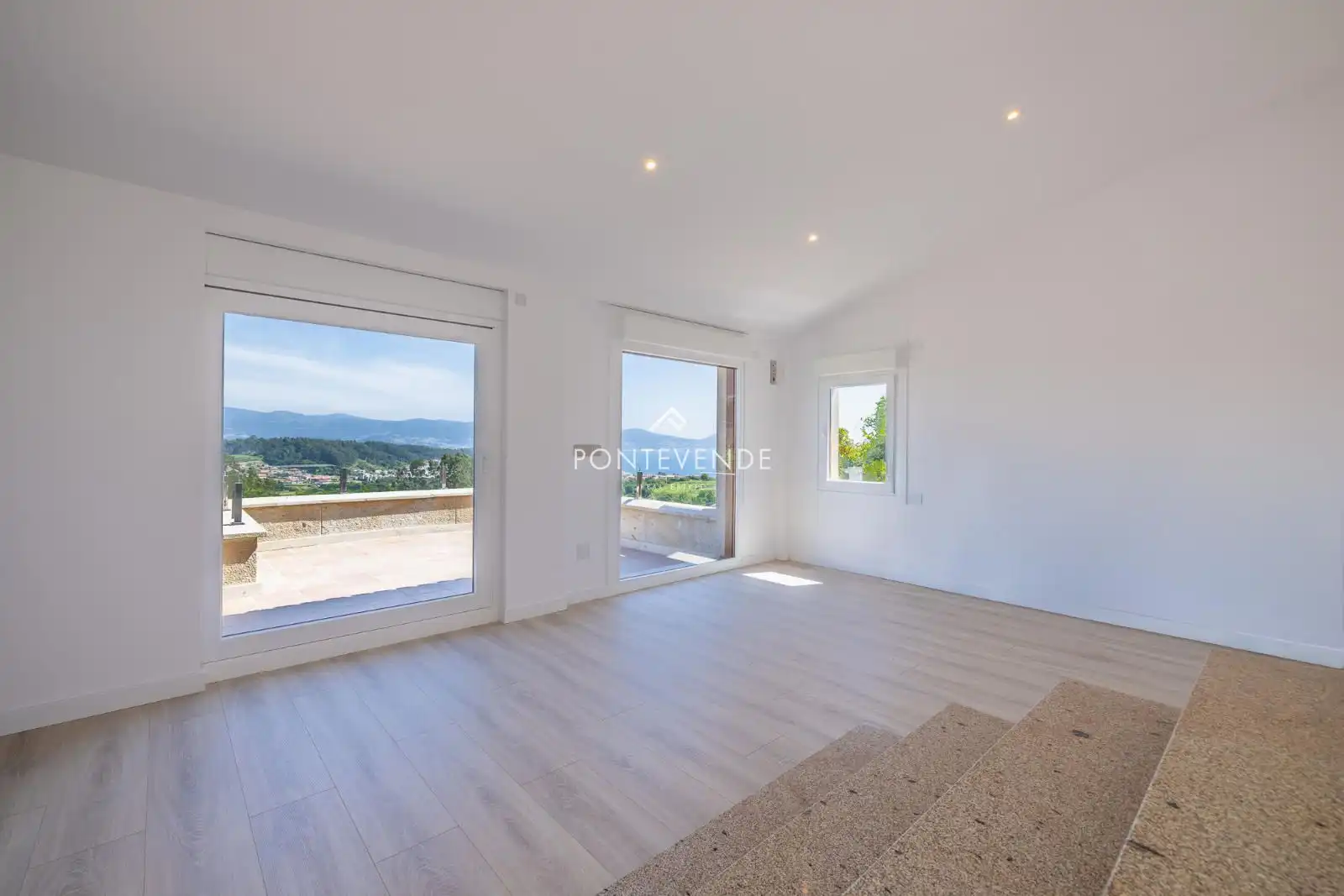 Living room of Houses for sale in Sanxenxo  with Private garden, Parquet flooring and Terrace