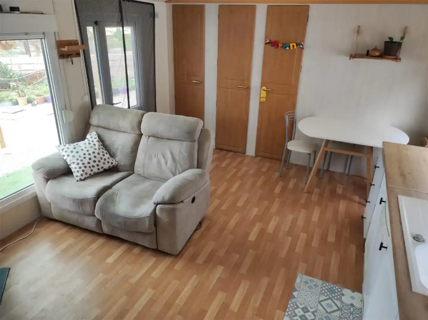 Sala de estar de Apartamento en venta en Felix con Amueblado, Microondas y TV