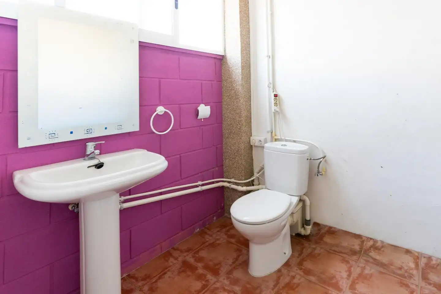 Badezimmer von Einfamilien-Reihenhaus zum Verkauf in Santa Pola mit Klimaanlage, Privatgarten und Terrasse