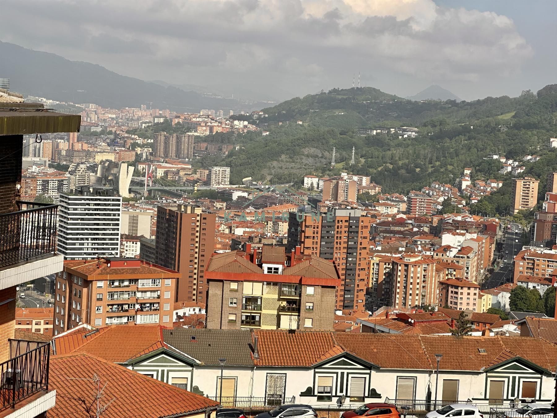 Vista exterior de Pis en venda en Bilbao  amb Calefacció, Terrassa i Balcó