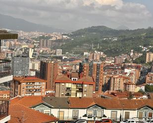 Vista exterior de Pis en venda en Bilbao  amb Calefacció, Terrassa i Balcó