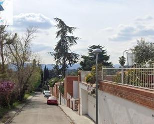 Vista exterior de Casa o xalet en venda en Cerdanyola del Vallès amb Jardí privat