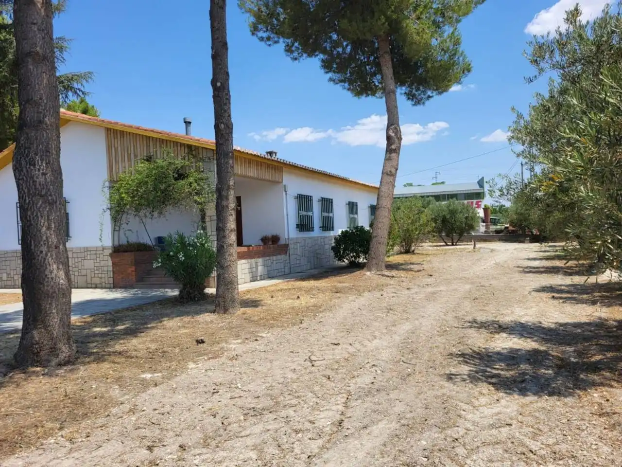 Xalet amb piscina en venda a Baza