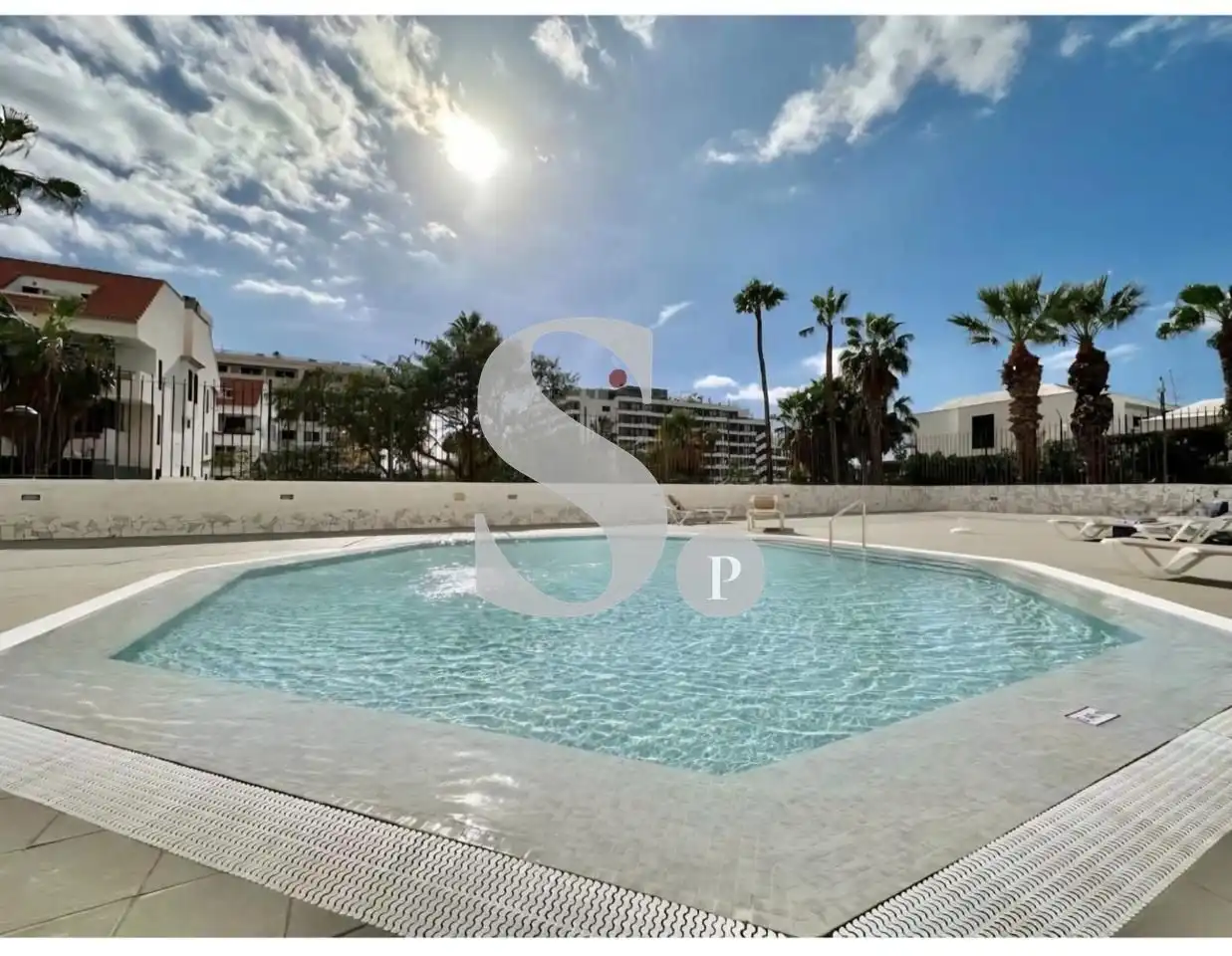 Baixos amb piscina de lloguer a Avenida Kurt Konrad Mayer