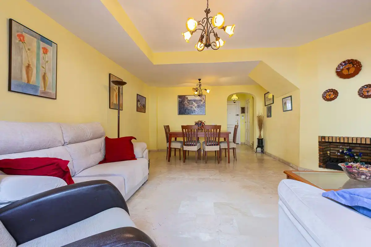 Sala d'estar de Casa adosada en venda en Marbella amb Terrassa i Traster