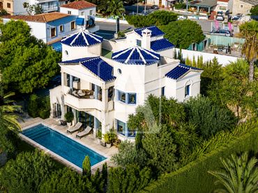 Villa con piscina in vendita a La Caleta - La Calalga -  Les Bassetes