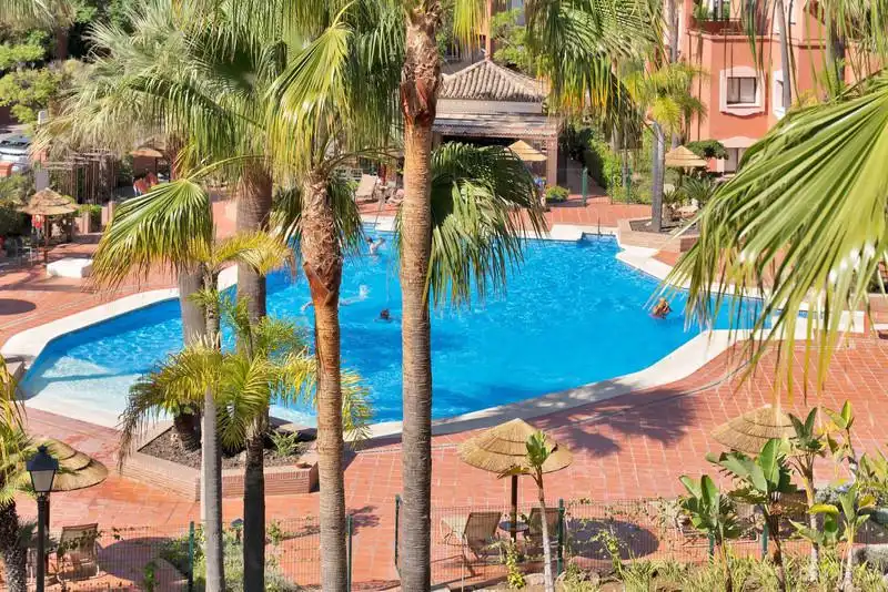 Schwimmbecken von Dachboden zur Miete in Marbella mit Klimaanlage, Terrasse und Schwimmbad