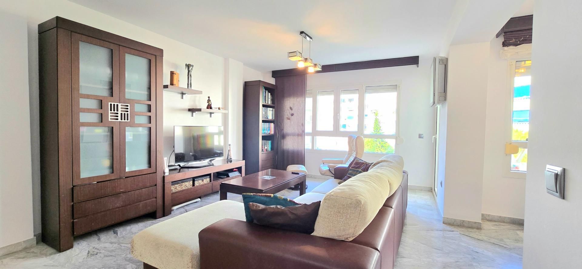 Sala d'estar de Pis en venda en Marbella amb Aire condicionat, Jardí privat i Terrassa