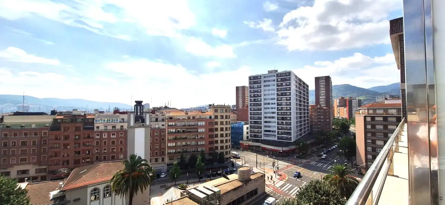 Vista exterior de Àtic en venda en Bilbao  amb Calefacció i Terrassa