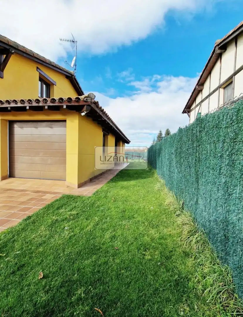Vista exterior de Casa o chalet en venta en Villaquilambre con Calefacción, Jardín privado y Terraza