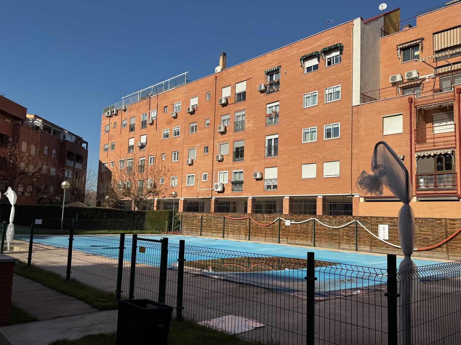 Swimming pool of Office for sale in Leganés