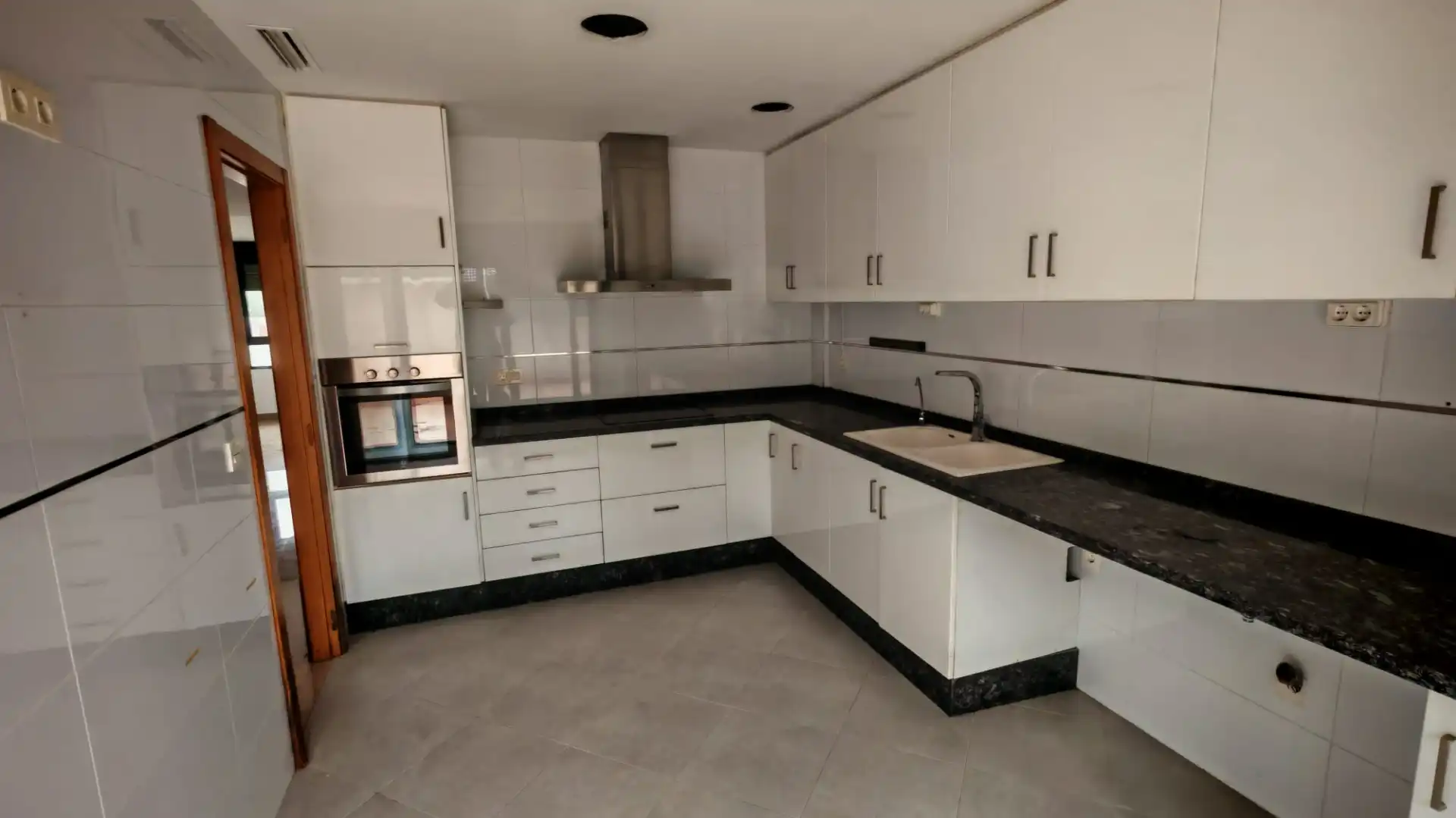 Küche von Einfamilien-Reihenhaus zum Verkauf in Valencia mit Terrasse, Abstellraum und Ofen