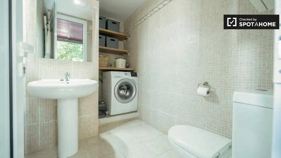 Badezimmer von Wohnung zur Miete in Valencia mit Klimaanlage, Heizung und Möbliert