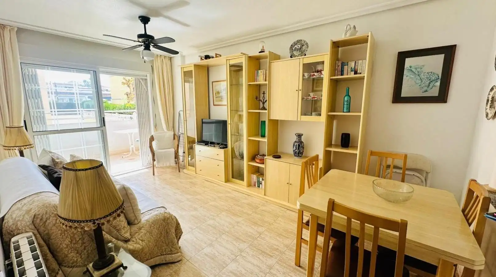 Sala d'estar de Apartament en venda en Torrevieja amb Moblat i Piscina comunitària