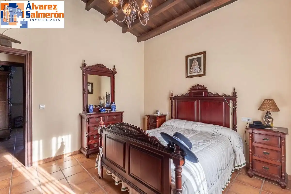 Dormitori de Casa o xalet en venda en La Zubia amb Jardí privat