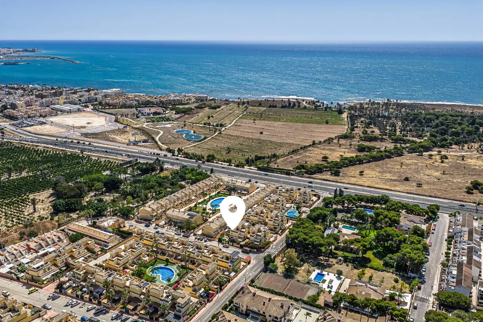 Vista exterior de Casa adosada en venda en Torrevieja amb Piscina comunitària