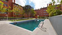 Swimming pool of Flat to rent in  Madrid Capital  with Parquet flooring, Oven and Pets allowed