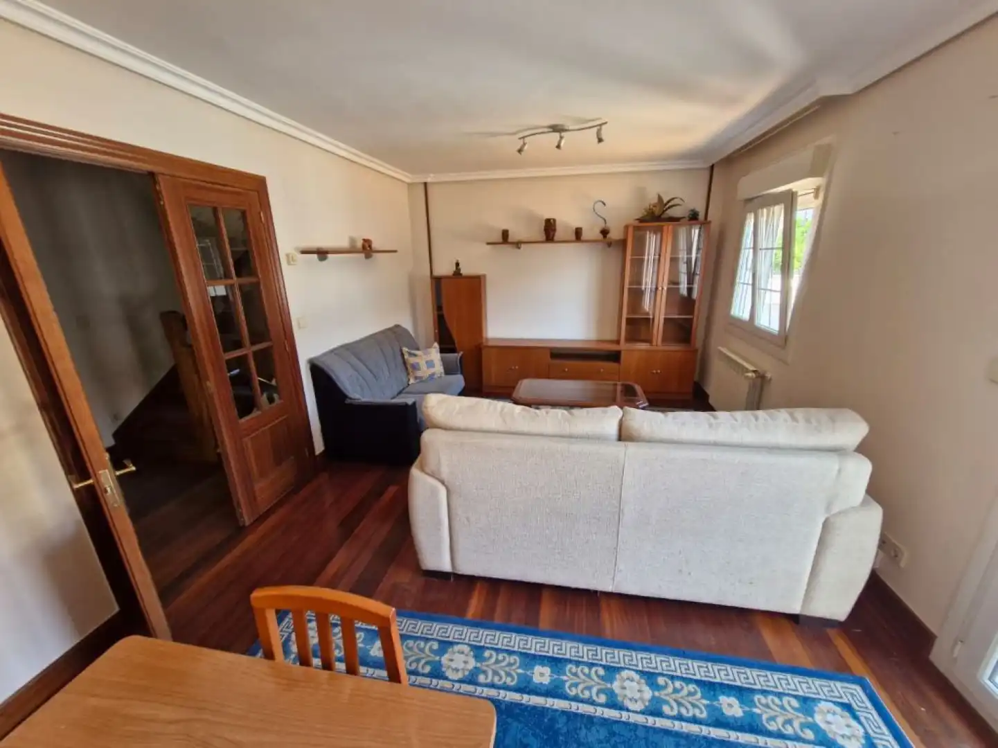 Wohnzimmer von Einfamilien-Reihenhaus zur Miete in Polanco mit Heizung, Privatgarten und Terrasse