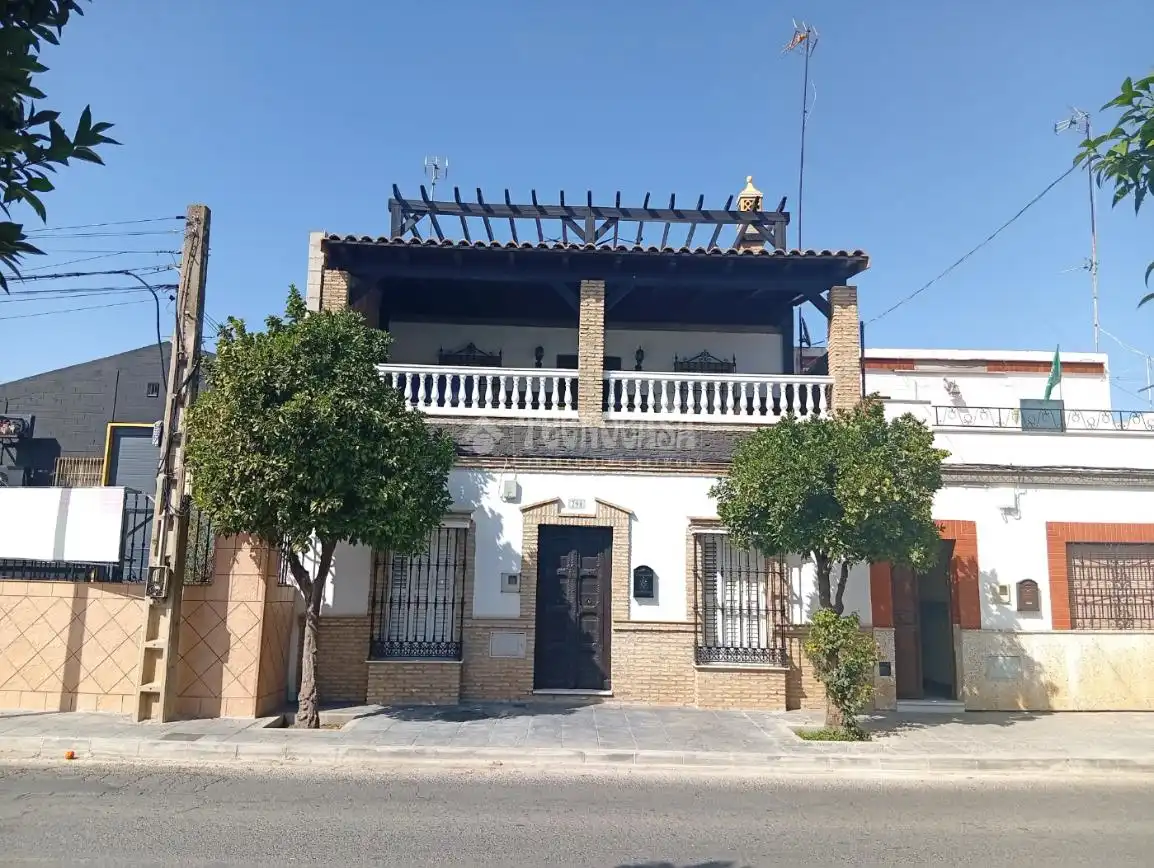 Vista exterior de Casa adosada en venta en Coria del Río