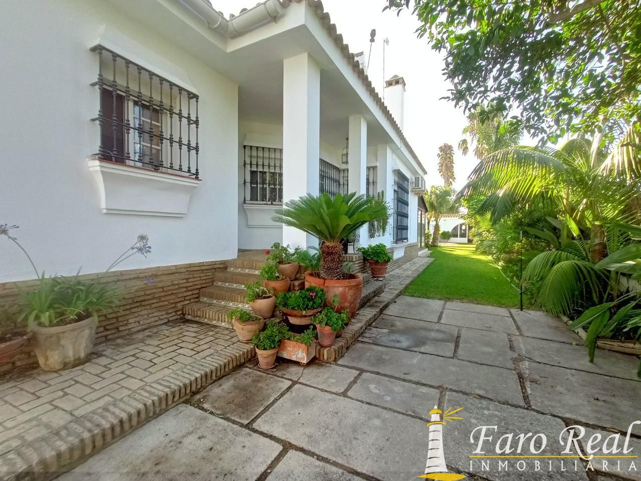 Vista exterior de Casa o xalet en venda en Chipiona amb Aire condicionat, Jardí privat i Terrassa