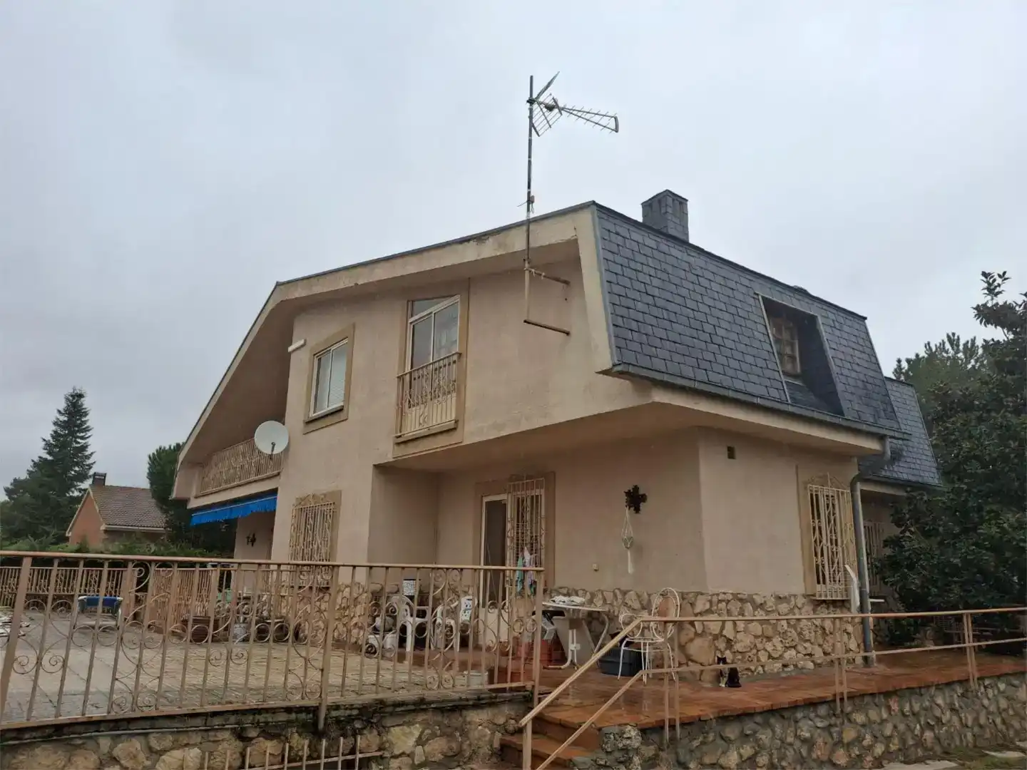Vista exterior de Casa o xalet en venda en Palazuelos de Eresma amb Aire condicionat, Piscina i Balcó