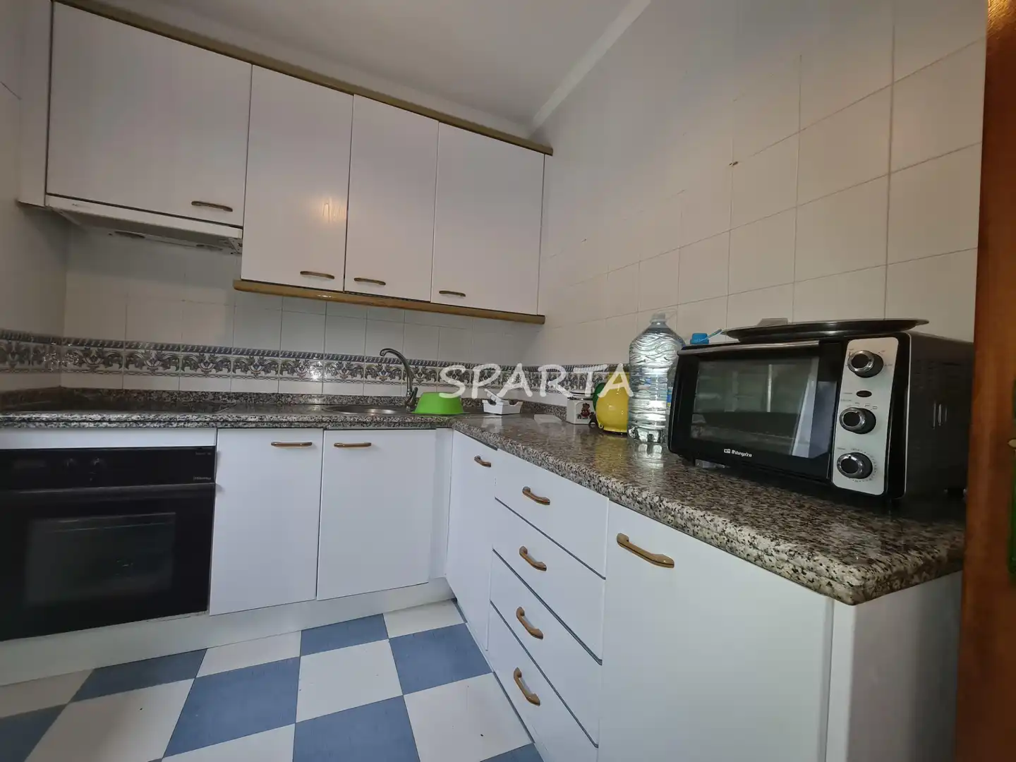 Küche von Country house zum Verkauf in Sanlúcar la Mayor mit Privatgarten, Schwimmbad und Ofen