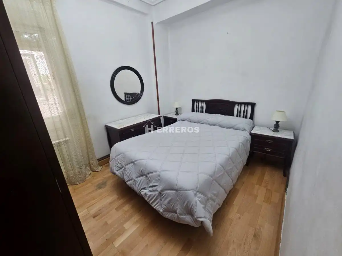 Bedroom of Flat for sale in  Logroño  with Heating, Parquet flooring and Furnished