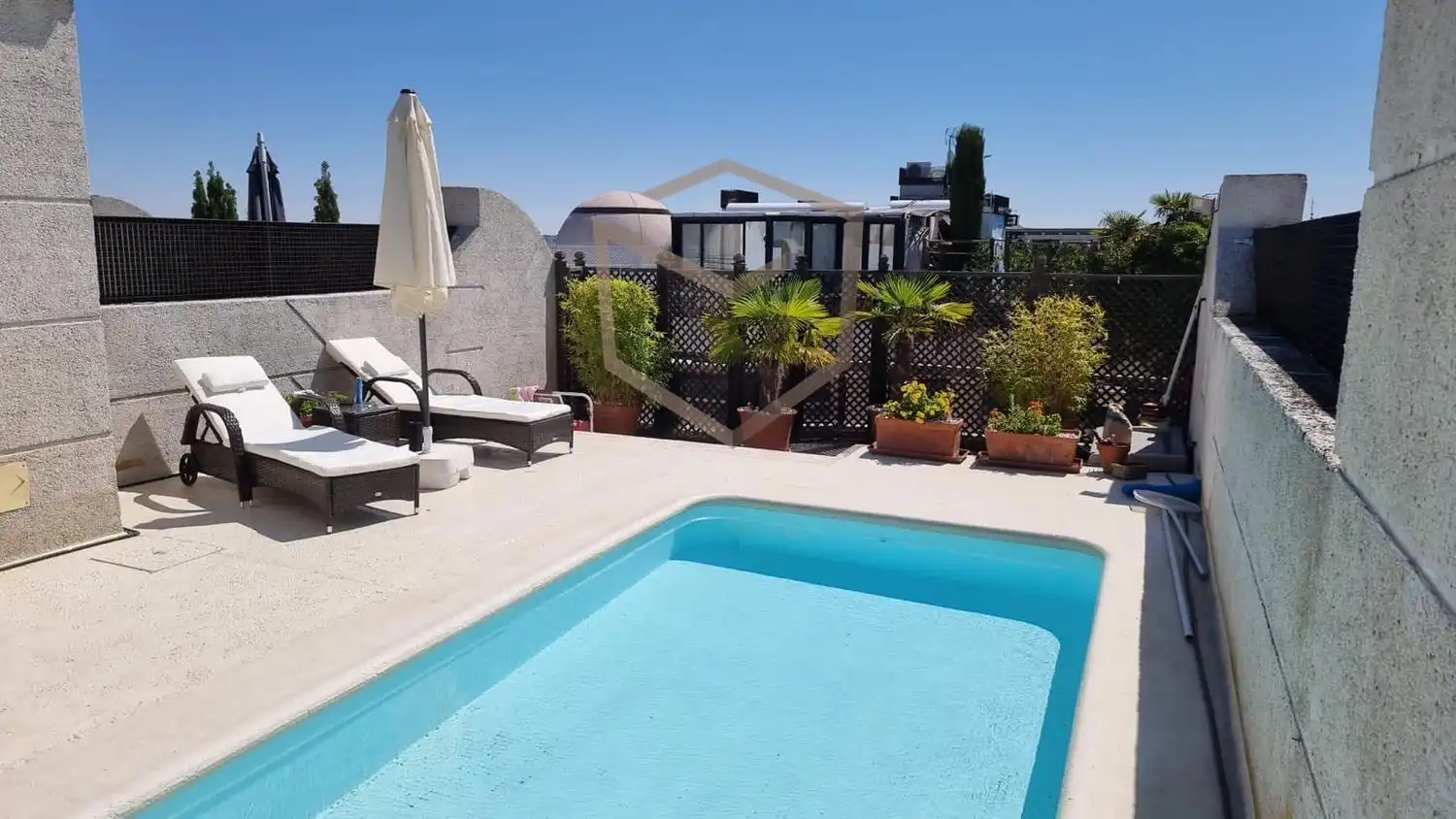 Piscina de Dúplex en venda en Madrid amb Aire condicionat, Calefacció i Terrassa