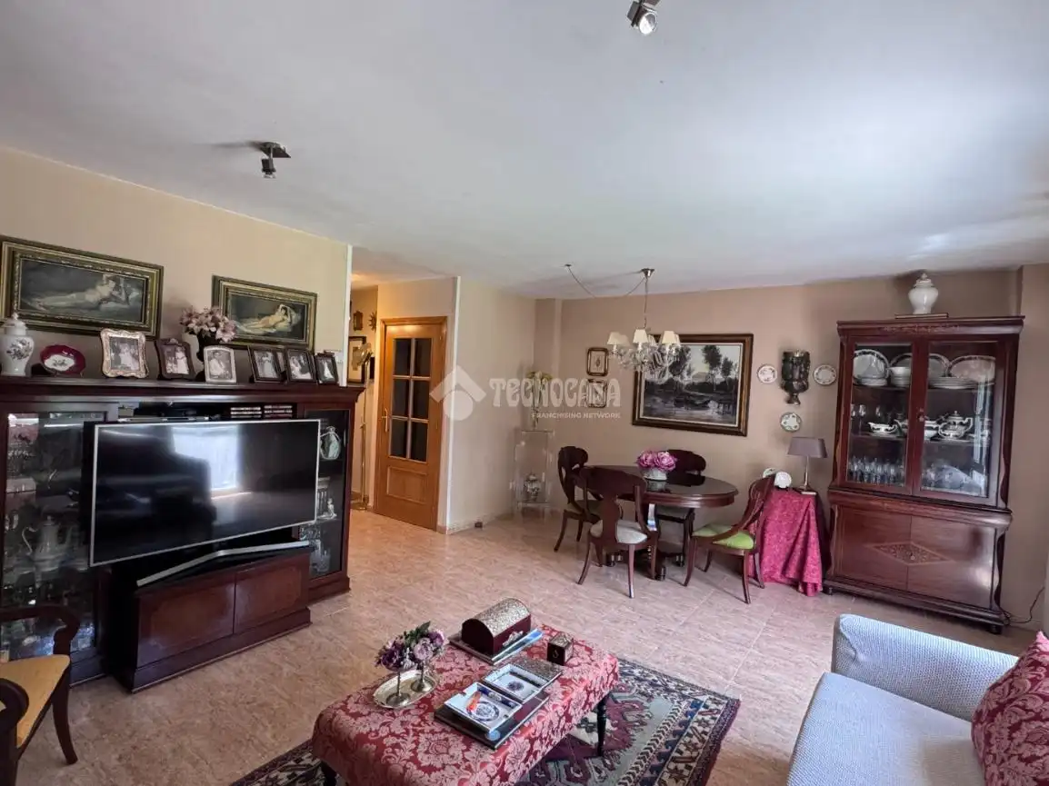 Sala de estar de Casa adosada en venta en Valdefresno con Calefacción, Parquet y Piscina comunitaria