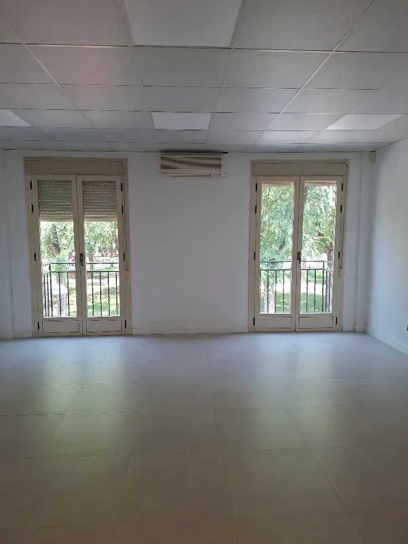 Living room of Office for rent in Pinto  with Air Conditioner and Heating