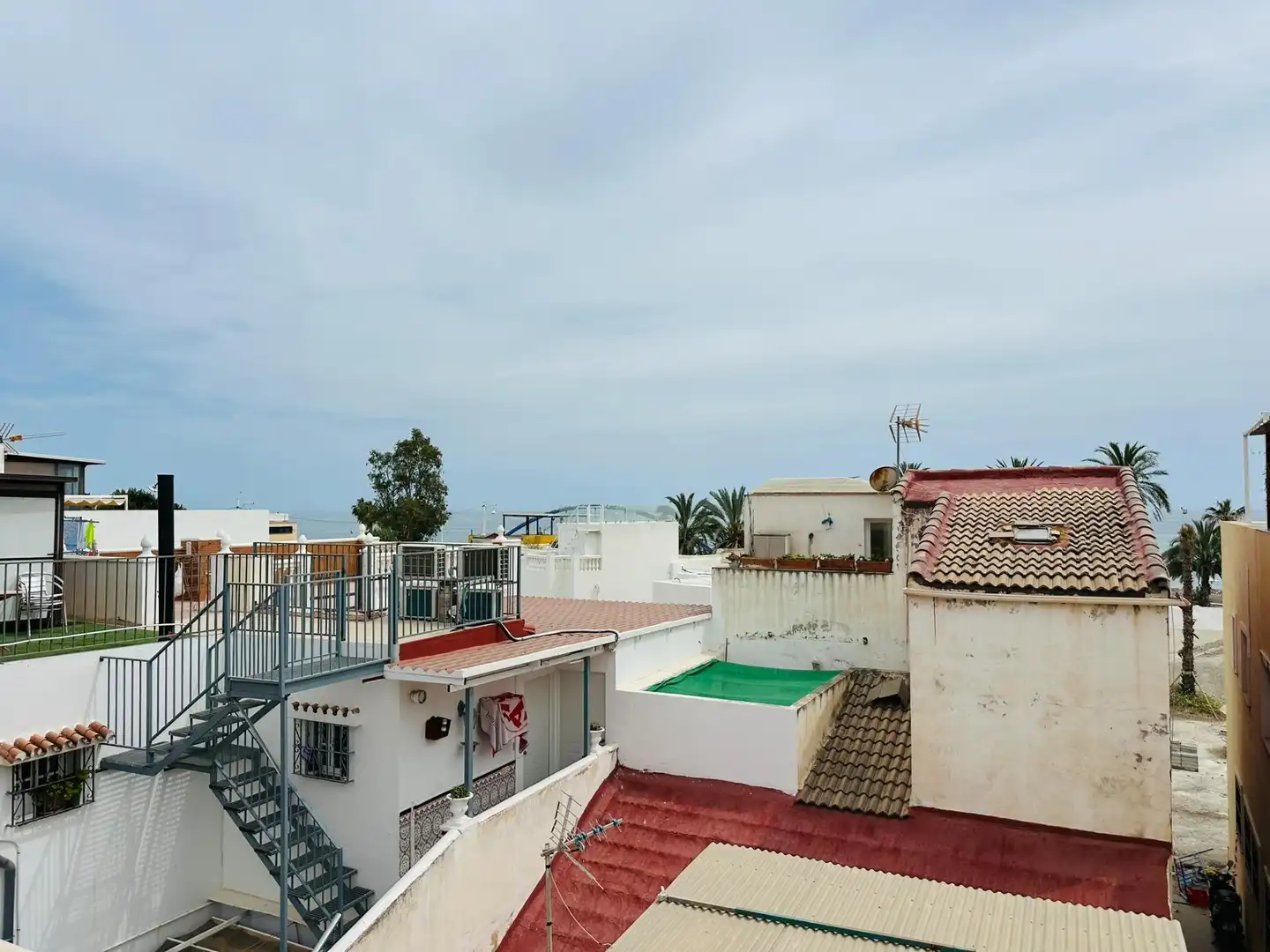 Vista exterior de Casa adosada en venda en Málaga amb Terrassa i Alarma