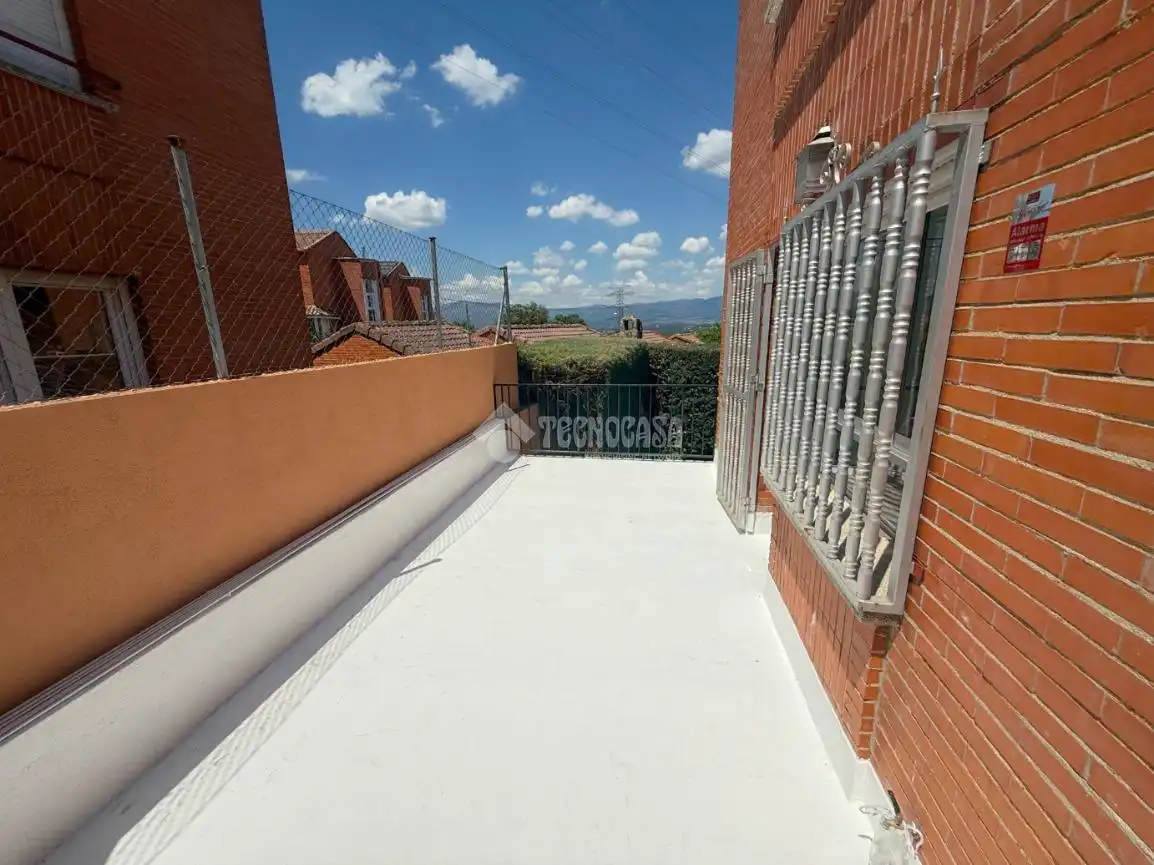 Terrasse von Einfamilien-Reihenhaus zum Verkauf in Collado Villalba mit Heizung, Abstellraum und Alarm