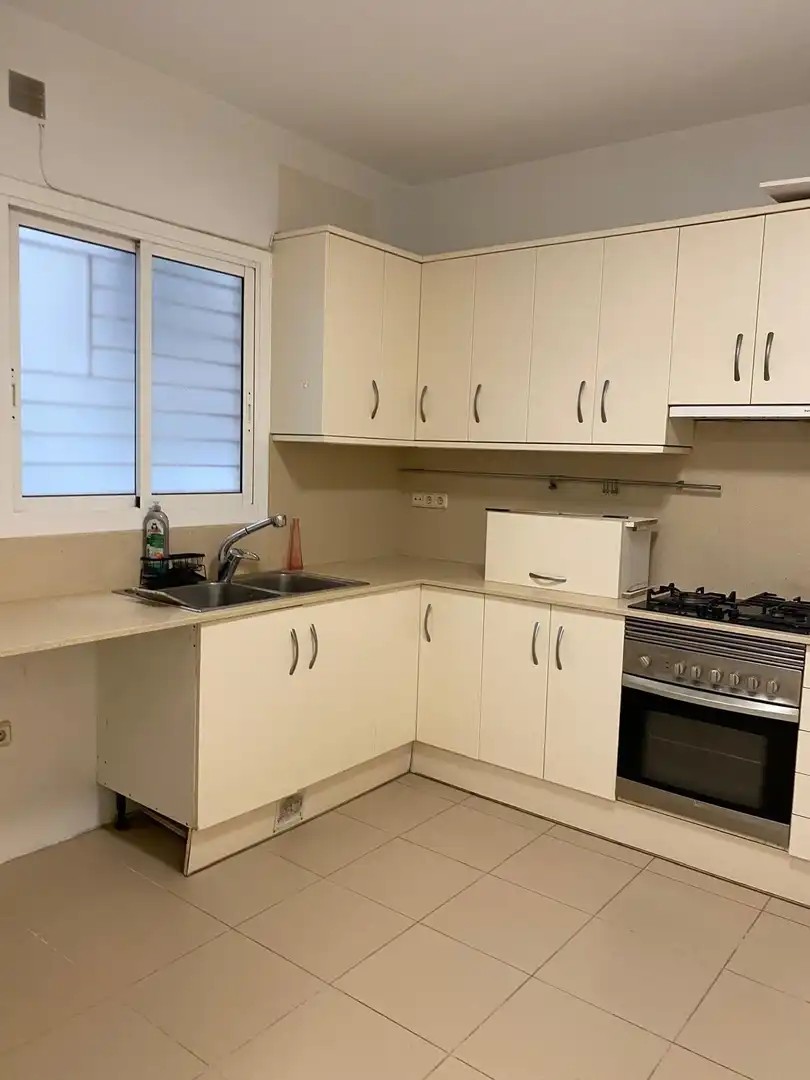 Cocina de Apartamento de alquiler en Barcelona con Aire acondicionado, Parquet y Balcón