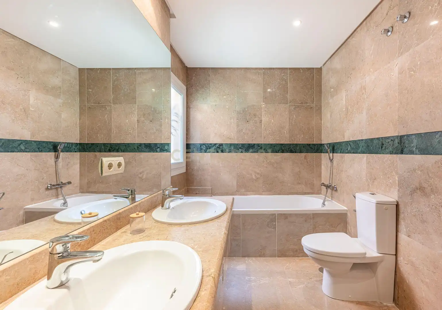 Bany de Apartament en venda en Marbella amb Aire condicionat, Traster i Forn