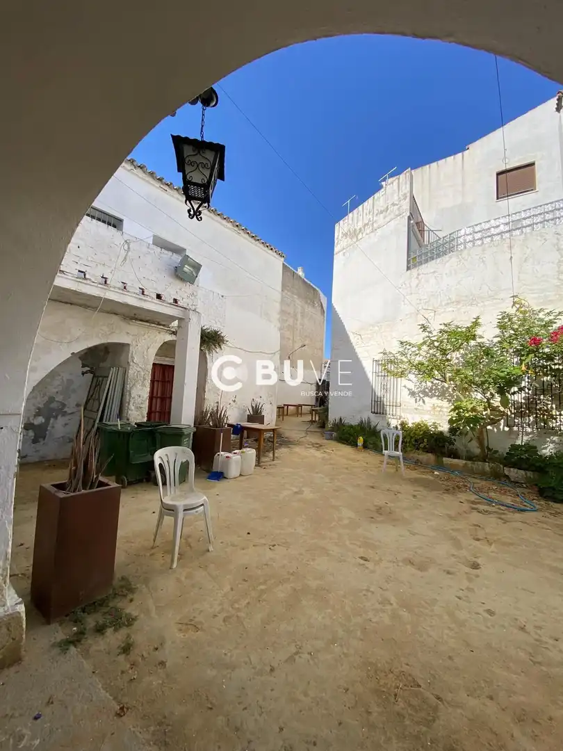 Vista exterior de Casa o xalet en venda en Lebrija amb Calefacció, Jardí privat i Terrassa