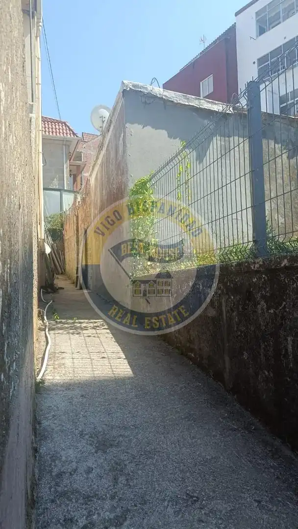 Vista exterior de Casa o xalet en venda en Vigo  amb Calefacció, Jardí privat i Balcó