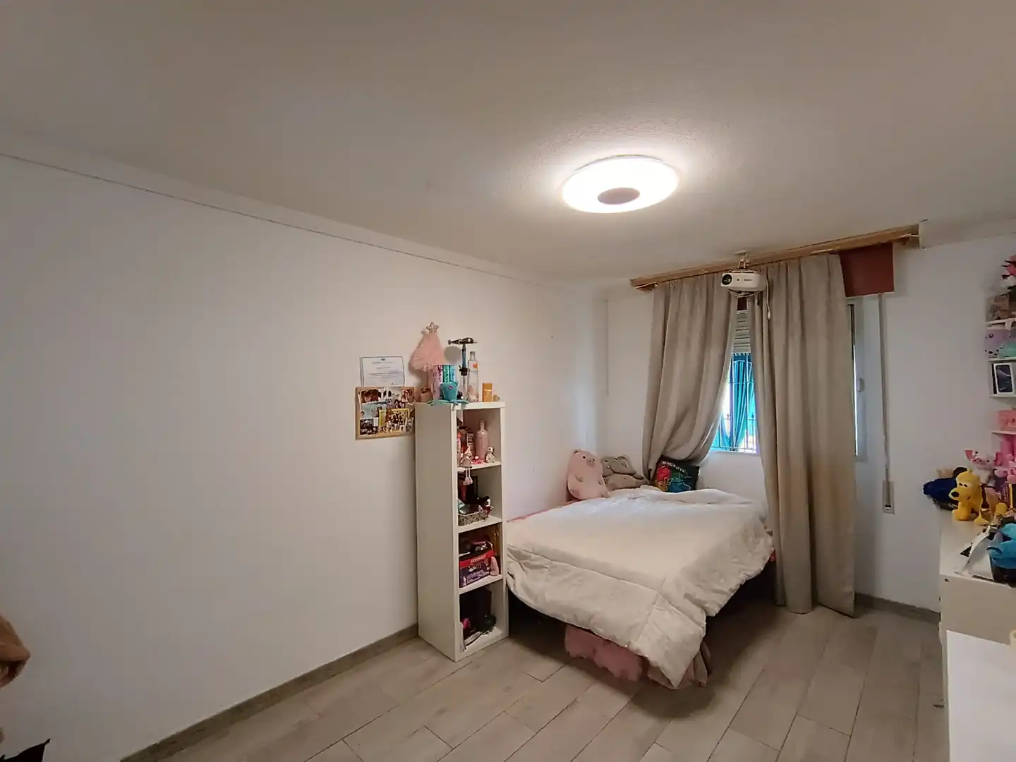 Habitación de Casa adosada en venta en Mairena del Aljarafe con Aire acondicionado, Calefacción y Jardín privado