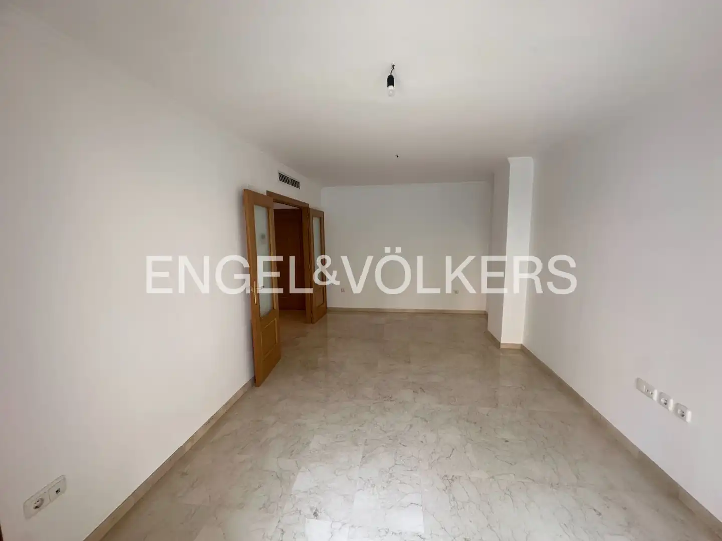 Wohnung zur Miete in Valencia mit Klimaanlage, Heizung und Privatgarten