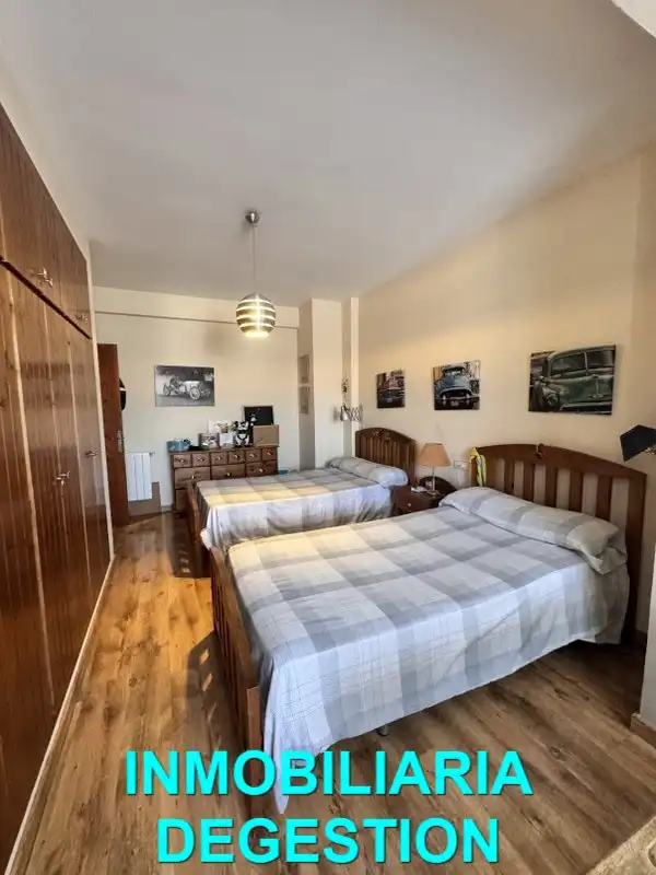 Dormitori de Casa adosada en venda en Linares amb Aire condicionat, Calefacció i Jardí privat