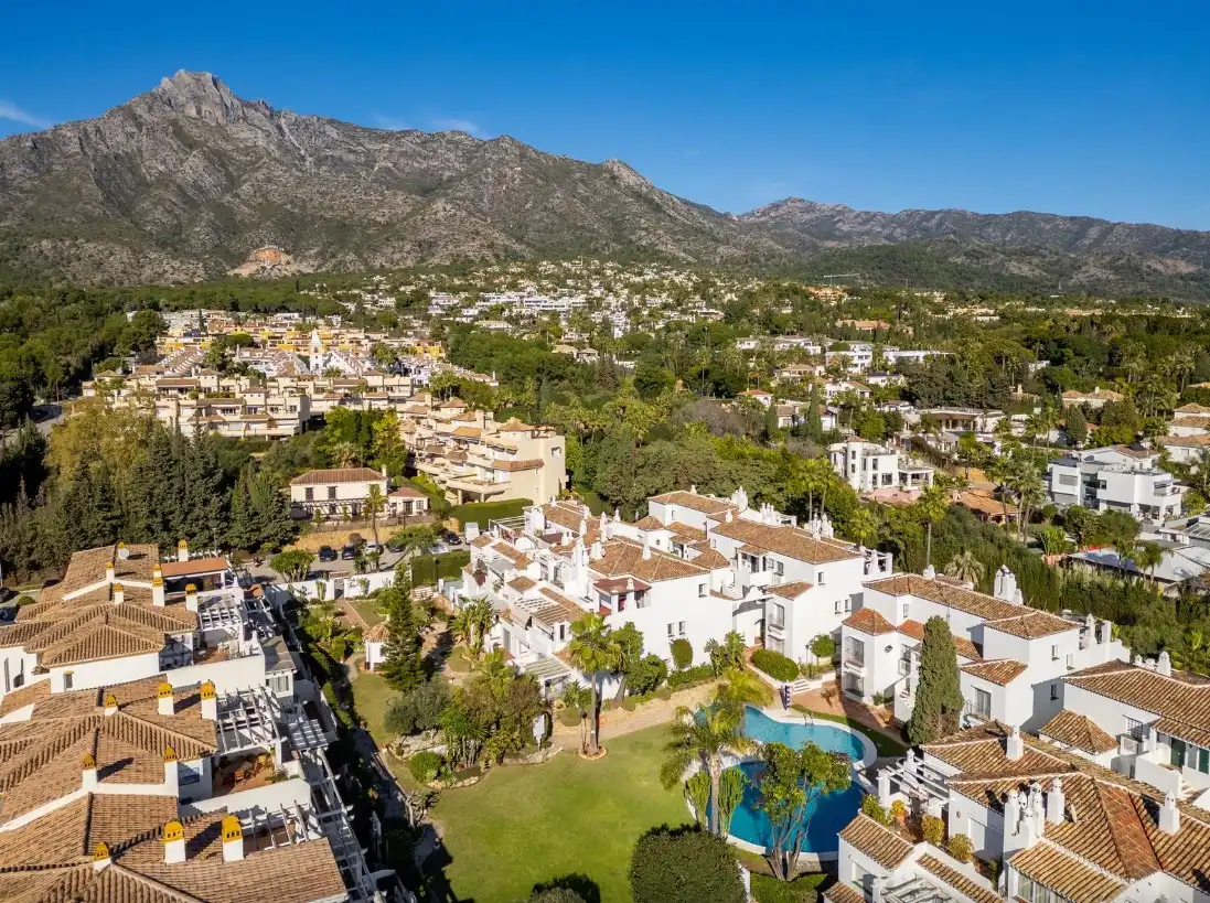 Vista exterior de Dúplex en venda en Marbella amb Aire condicionat, Calefacció i Jardí privat