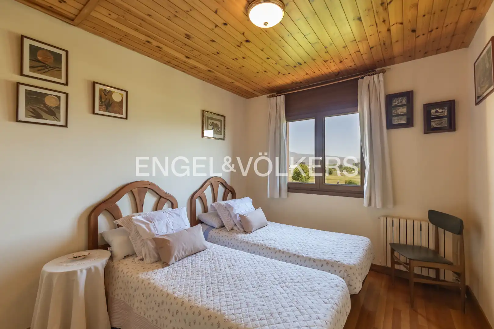 Dormitori de Casa o xalet en venda en Puigcerdà amb Calefacció, Jardí privat i Parquet