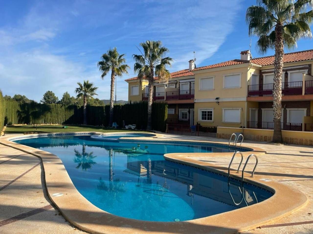Piscina de Piso en venta en El Pinós / Pinoso con Terraza, Trastero y Amueblado