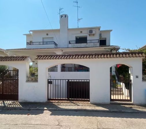 Vista exterior de Casa adosada en venda en Cunit amb Aire condicionat, Jardí privat i Traster