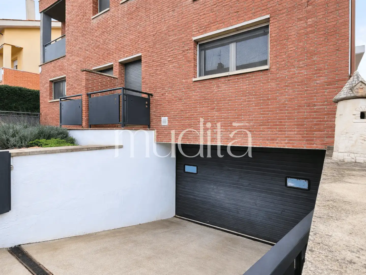 Vista exterior de Casa adosada en venda en Vic amb Calefacció, Jardí privat i Terrassa