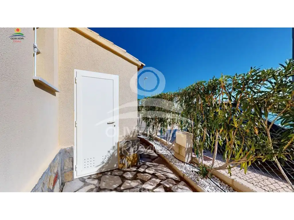 Vista exterior de Casa o chalet en venta en Oliva con Jardín privado