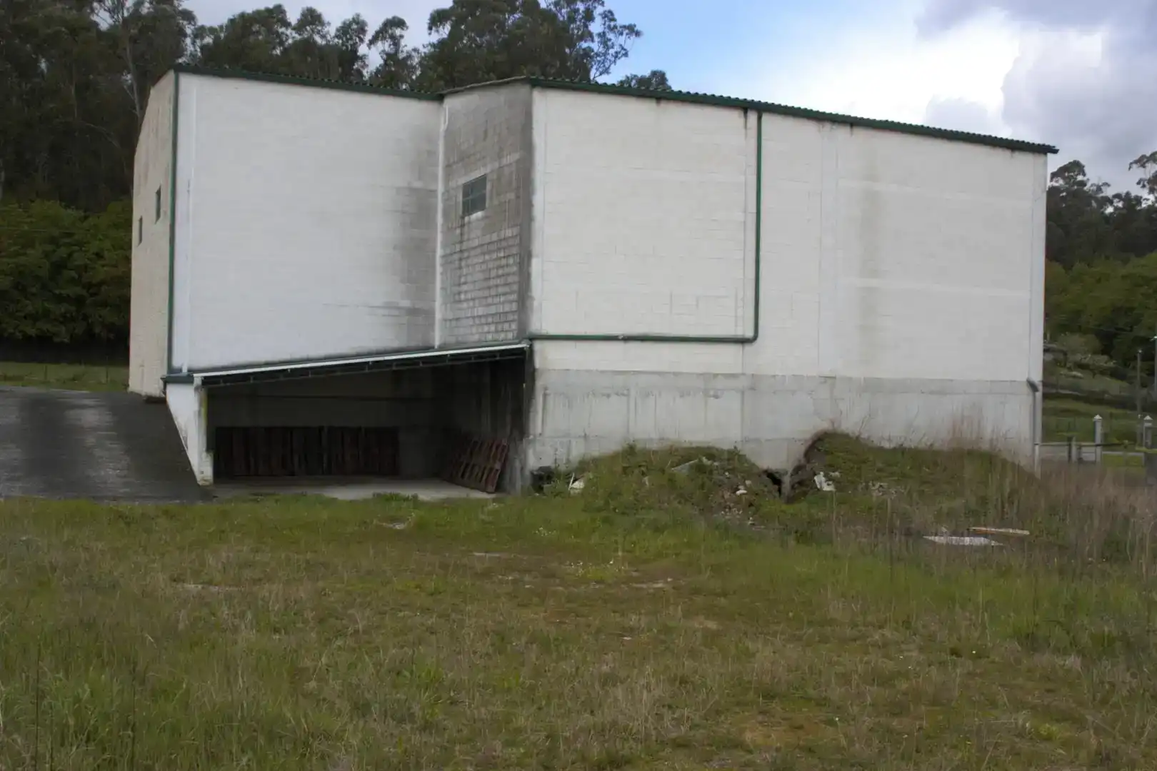 Vista exterior de Nave industrial en venta en Padrón