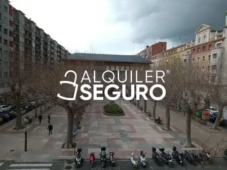 Vista exterior de Piso de alquiler en Vitoria - Gasteiz con Calefacción
