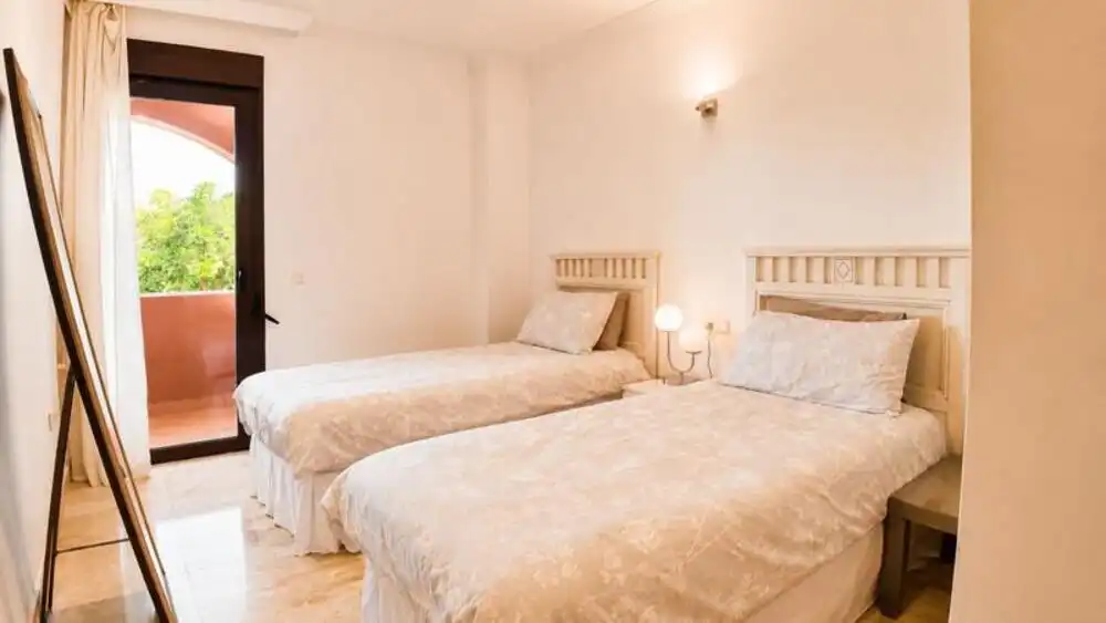 Dormitori de Apartament de lloguer en Estepona amb Aire condicionat, Terrassa i Traster