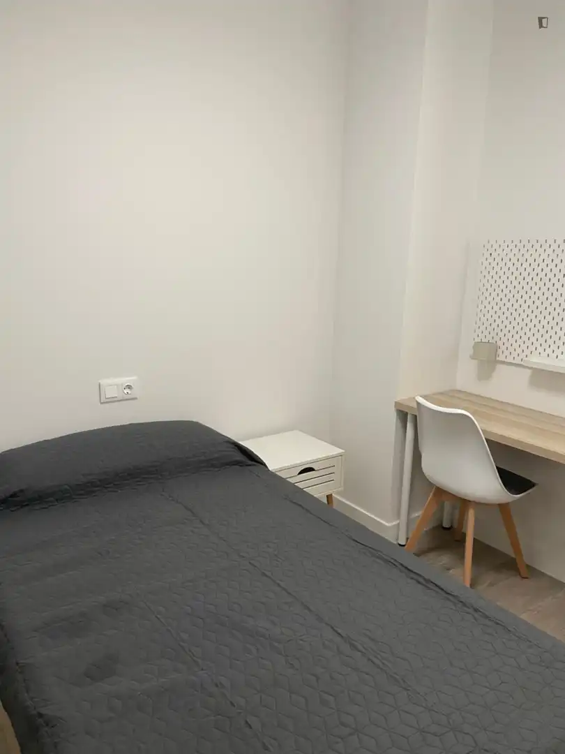 Habitación de Apartamento de alquiler en Dos Hermanas con Aire acondicionado, Calefacción y Amueblado